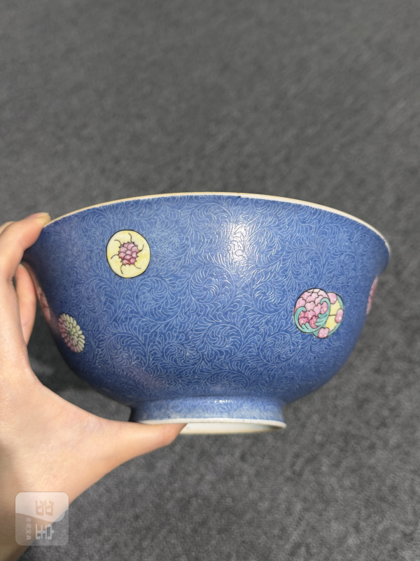 中古 「同治年製」款 轧道粉彩藍地花卉文小皿 二枚組 CL0042 清乾隆蓝地轧道粉彩皮球花卉纹碗-多宝古瓷宝典